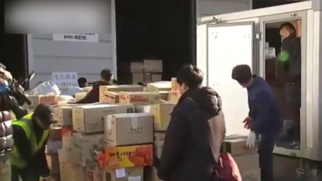 南韓物流公司重新整理包裝救援物資,再運上飛往土耳其的貨機。(圖/翻攝自《YTN》)