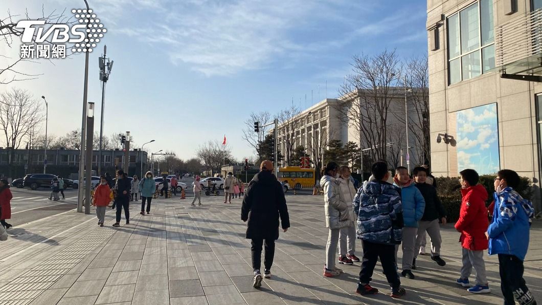 北京重拾煙火氣 街上堵車與學生拎包走出校園