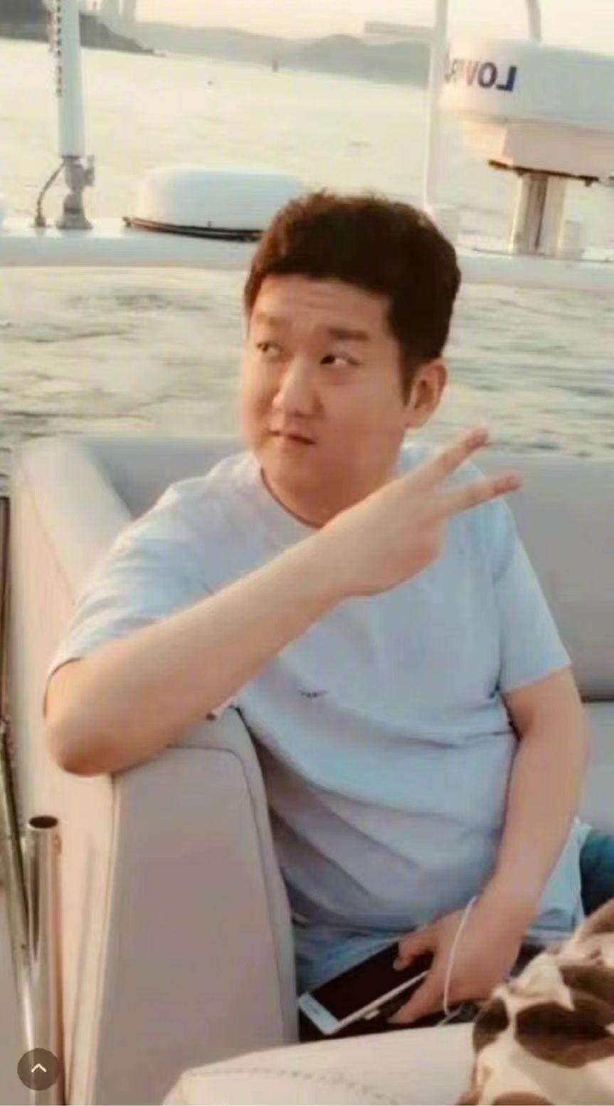 朴敏英前男友姜鐘賢照片被網友起底。(圖/翻攝自韓國論壇)
