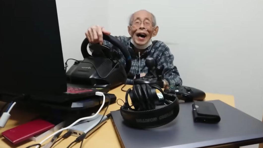 寶刀未老!93歲阿公開虛擬賽車重溫年輕時光 可愛畫面曝光