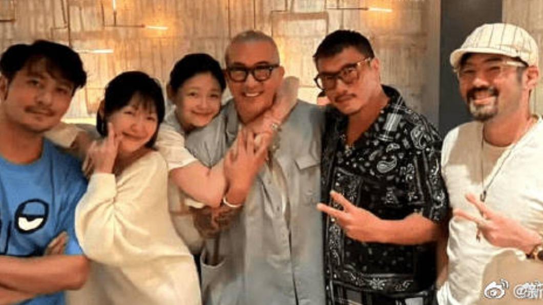 大S夫妻檔與小S（左二）、郭彥甫（左）等人聚餐。（圖／翻攝自「新浪大文娛」微博）