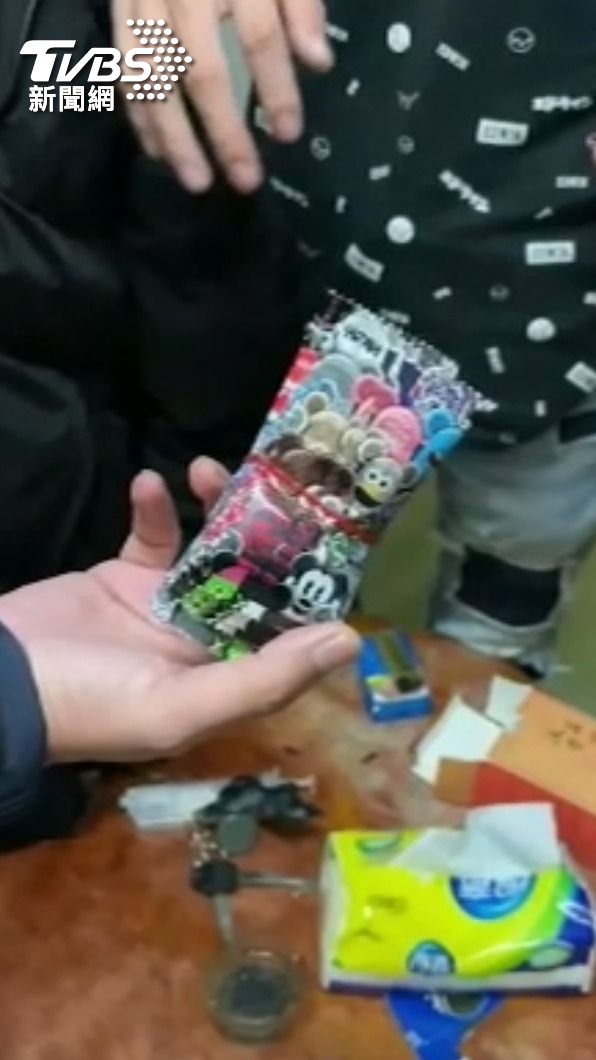 警方搜出毒品。（圖／TVBS）