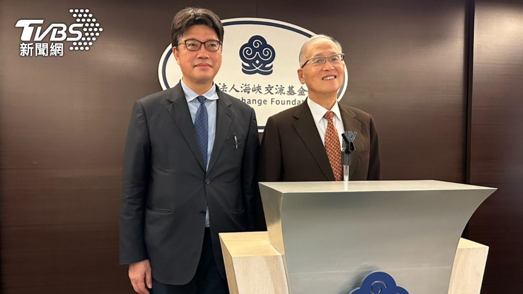 李大維(右)上任海基會董事長、陸委會前副主委邱垂正(左)接海基會秘書長。(圖/林至柔攝)