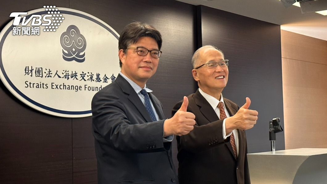 李大維(右)上任海基會董事長、陸委會前副主委邱垂正(左)接海基會秘書長。(圖/林至柔攝)