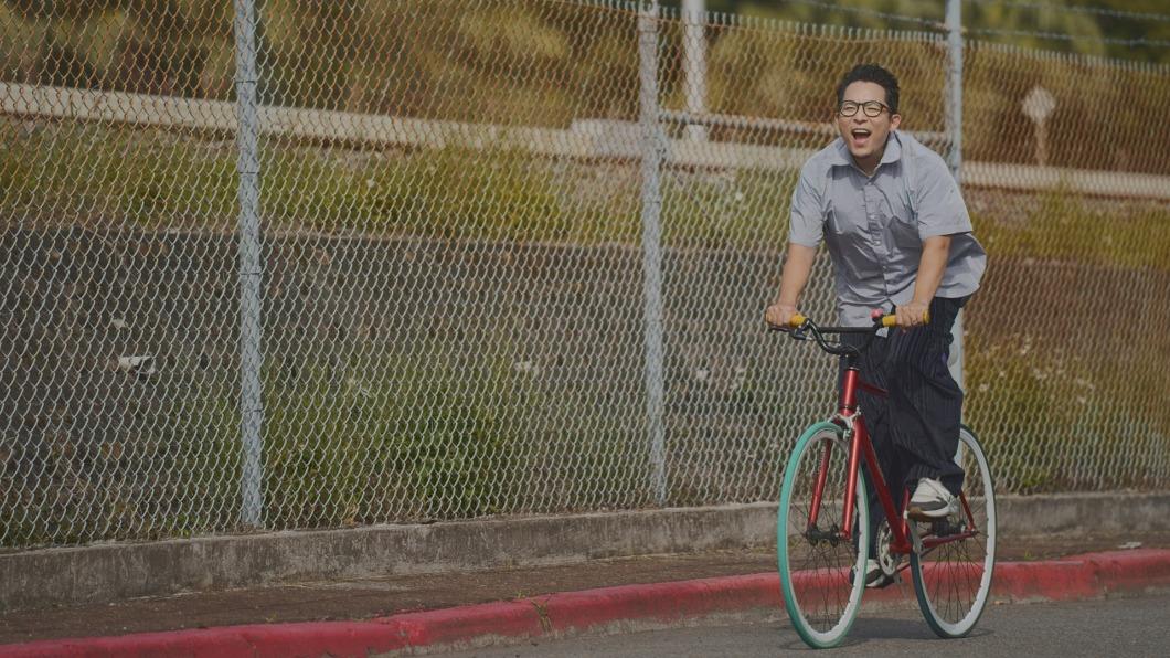 拍攝當天從一大早,小威連續騎車5小時。(圖/環球音樂提供)