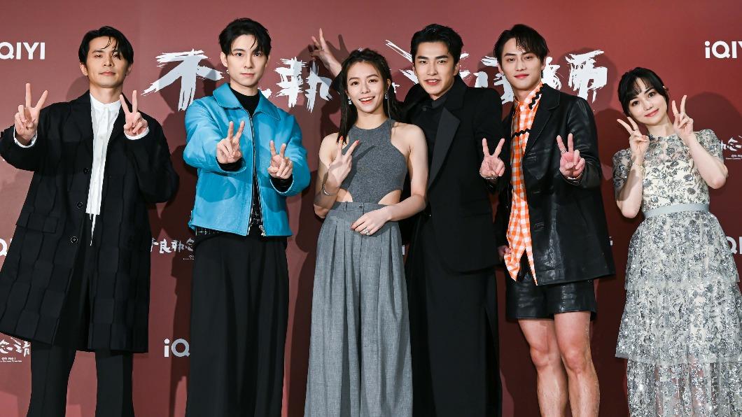 左起姚淳耀、彭千祐、宋芸樺、曾敬驊、范少勳、黑嘉嘉。(圖/愛奇藝國際站提供)