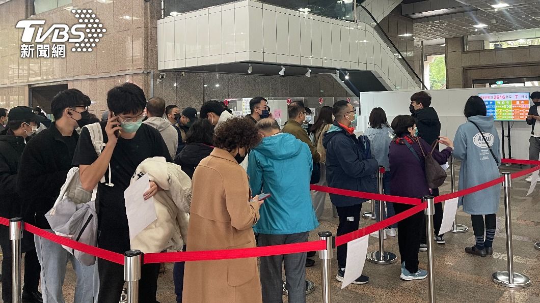 排到爆！領務局曝「辦護照攻略」　人潮紓解方案估3月上路