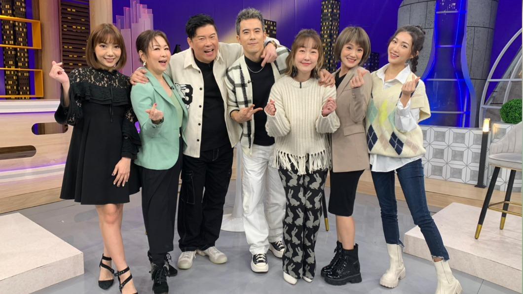 黃馨儀(左起)、張秀卿、曾國城、JR、巴鈺、黃雨欣、王晴進棚錄影。(圖/衛視中文台提供)