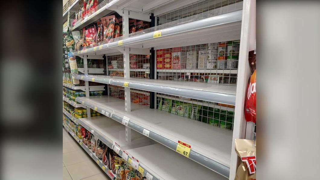 網友在臉書上分享到量販店看到空的蛋架。(圖/翻攝自我愛全聯–好物老實說 臉書)