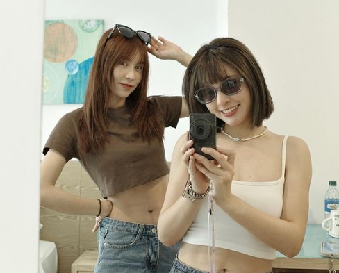 峮峮穿著白色小可愛，露出纖細小蠻腰。（圖／翻攝自＠qun_04 IG）