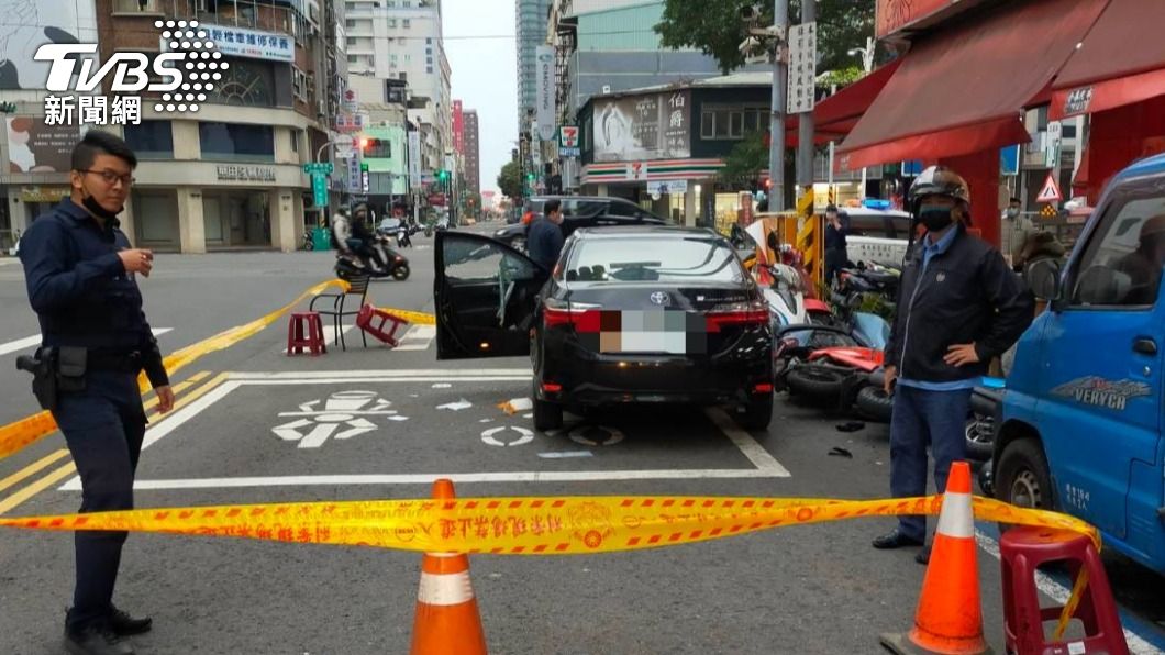 氣溫暴跌?7旬翁開車猝死連撞6機車 搶救半小時亡