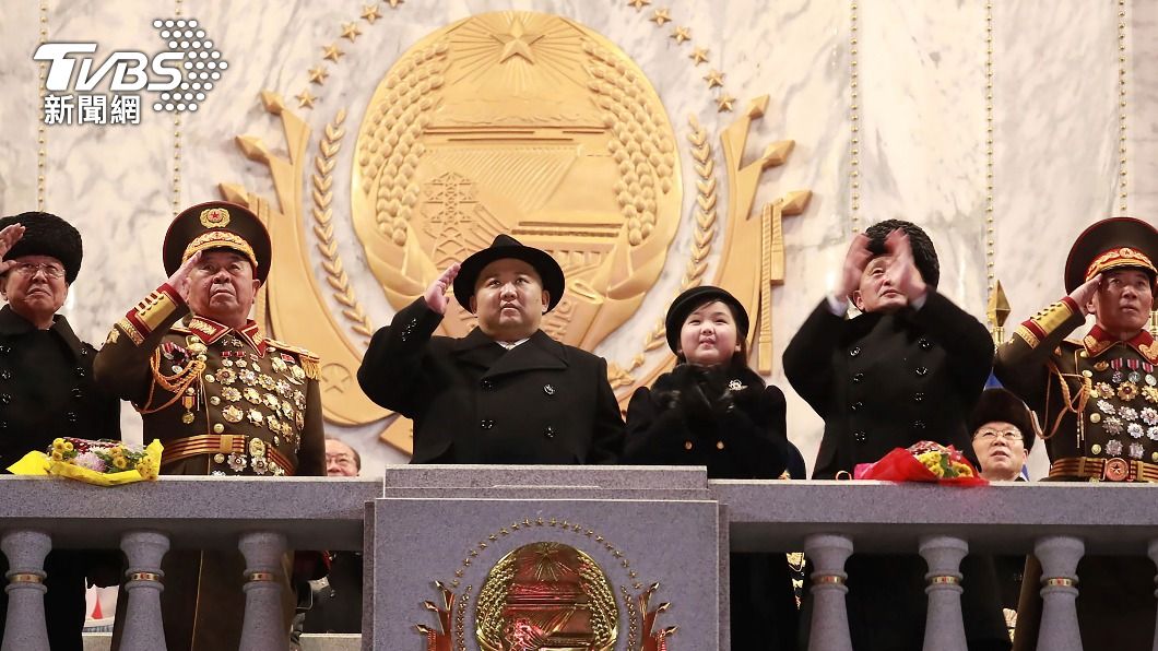 金正恩和9歲女兒金主愛站在主席台上的「C位」。(圖/達志影像美聯社)