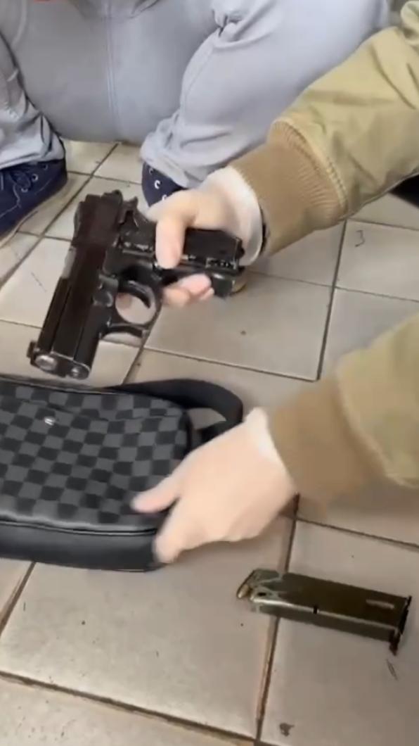 警方在嫌犯外出吃飯時,立即將王男逮捕,並在包包裡當場起出手槍 (圖/基隆市警方提供)