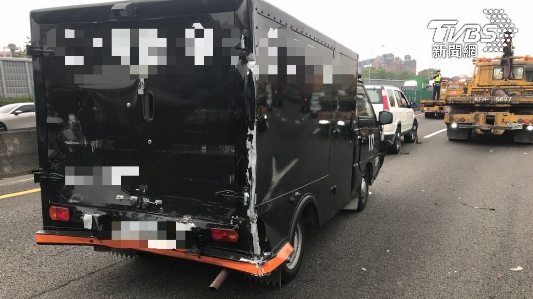 回堵3K!運鈔車上國道被追撞 保全緊張武裝戒備