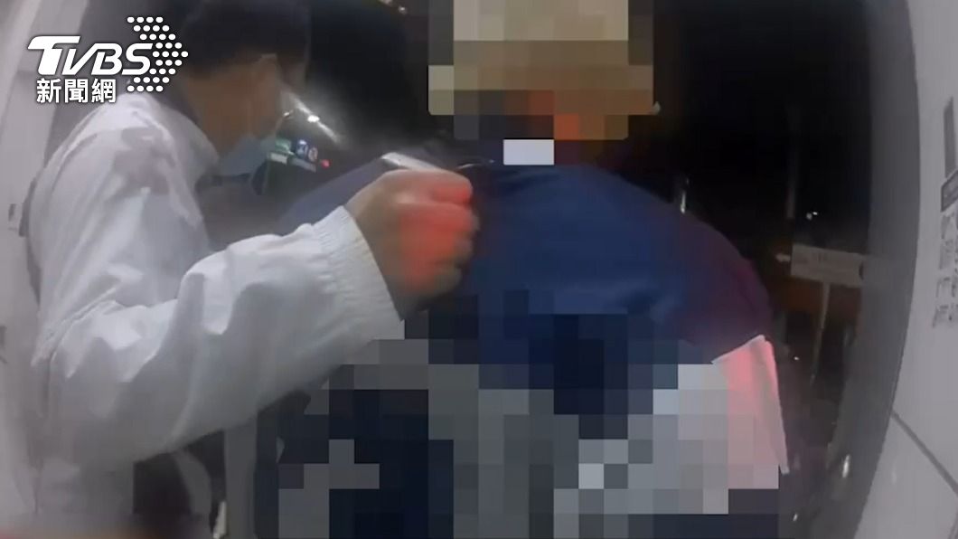 警方將林男帶回偵辦。(圖/TVBS)