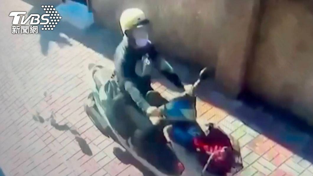 急上班斜背包拉鍊未拉好 婦女騎車沿途掉錢