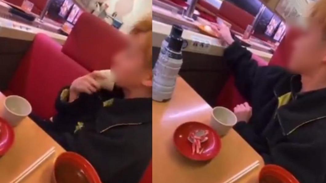 今年1月底,一名高中生到壽司郎店內用餐,卻亂舔醬油罐、茶杯等,一支惡作劇影片造成壽司郎損失慘重。(圖/翻攝自推特)