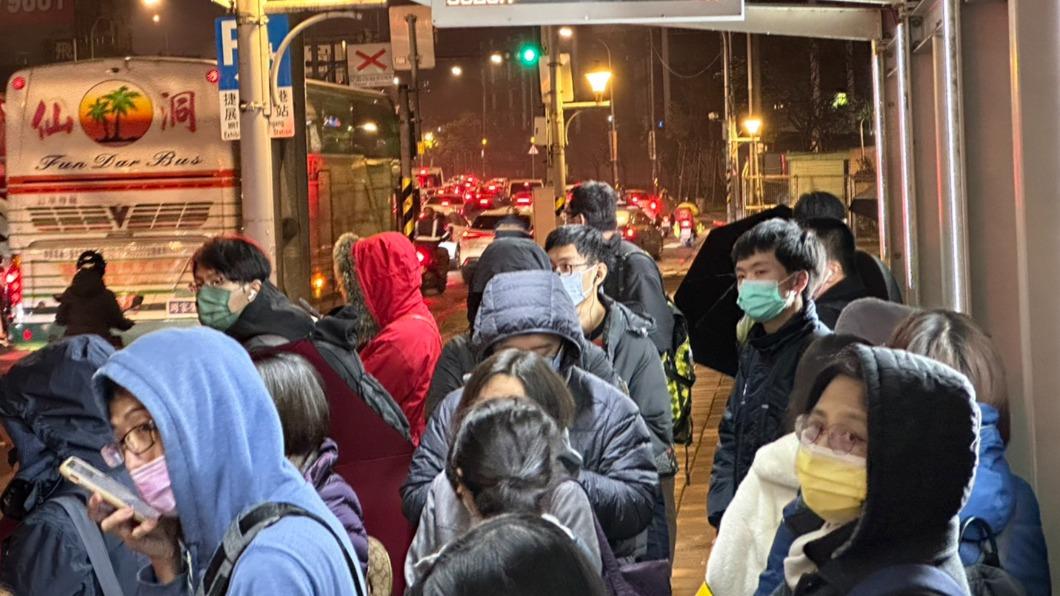 排隊人潮已經繞了四圈，甚至還排到了人行道外　（圖／立委蔡適應服務處提供）