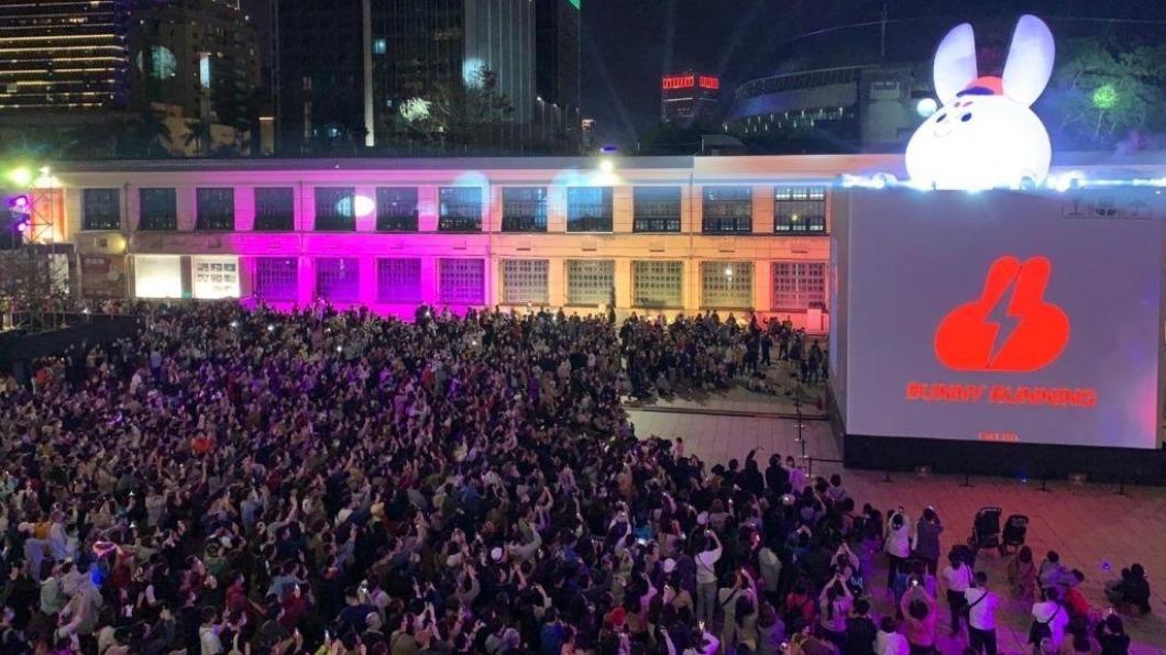 2023台灣燈會11日參觀人數單日突破百萬。圖為「台北兔給樂」,每場次表演駐足超過千名親子群眾。(圖/必應創造提供)