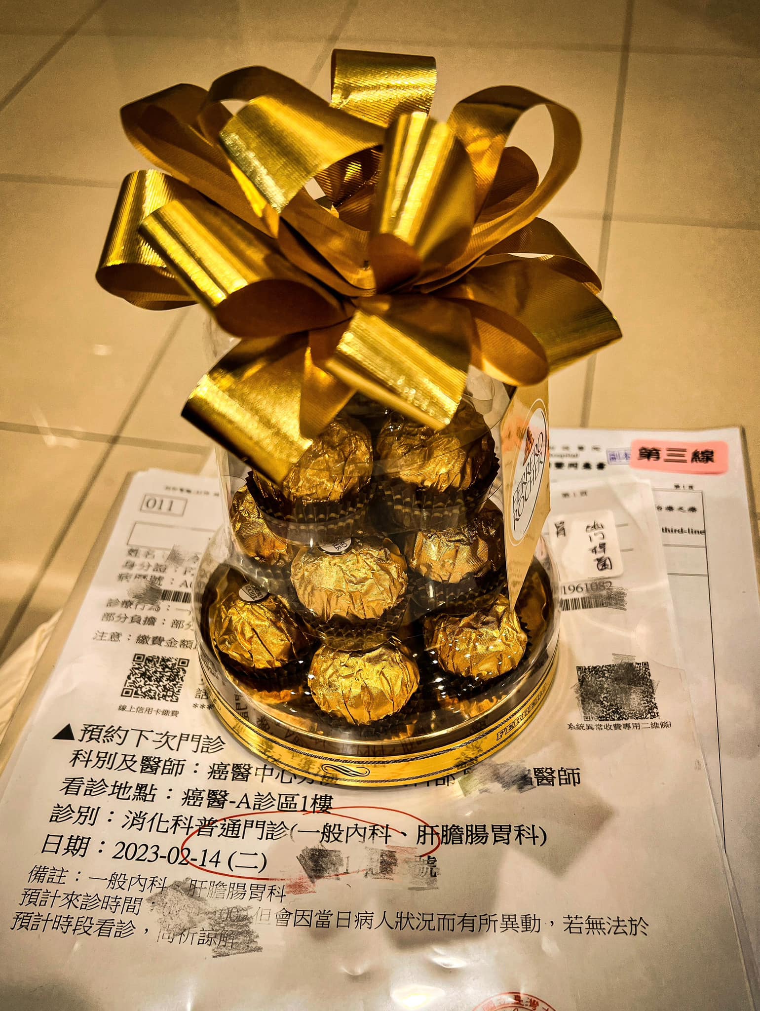 唐玲送巧克力給醫療團隊,感謝醫護人員替她的生命奮鬥。(圖/翻攝自唐玲臉書)