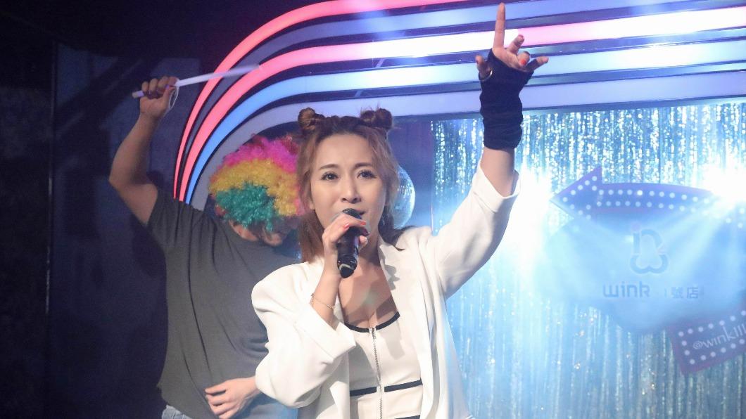 安苡葳帶來一系列電音夯曲，將現場氣氛炒到最高點。（圖／WINK1號店提供）
