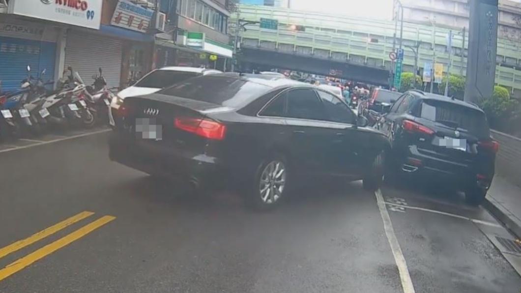 「上海名爵」交車沒幾月被刮花 奧迪為停車迴轉狂切撞了就走