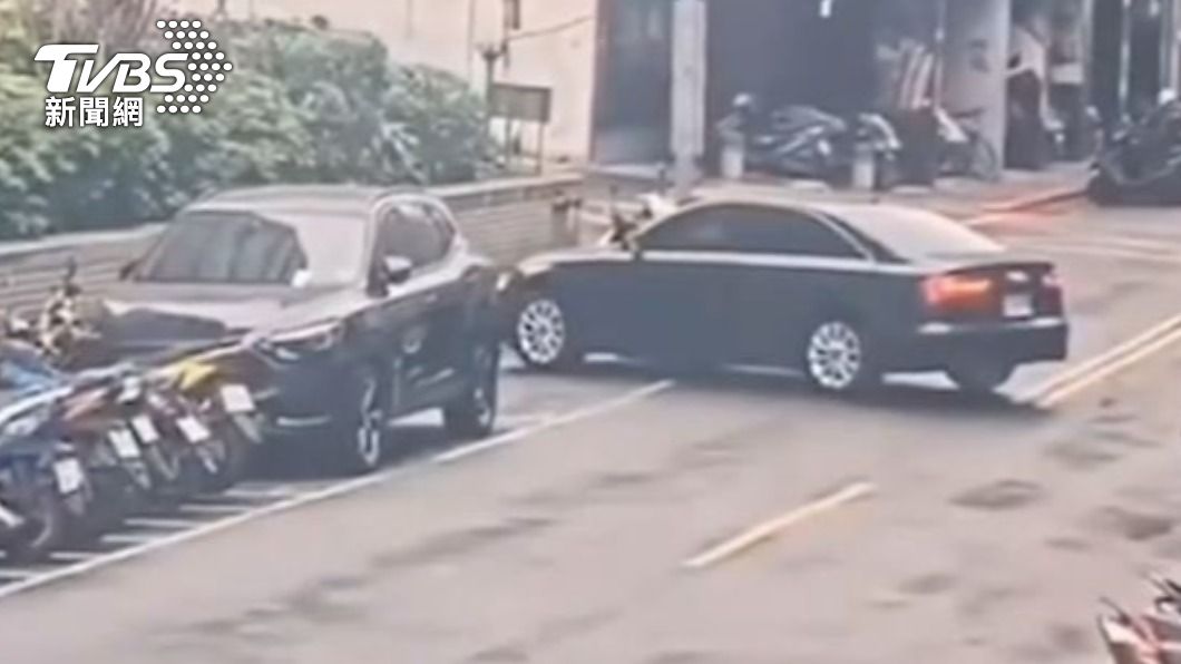 奧迪車主違規跨越框黃線迴轉。（圖／TVBS）