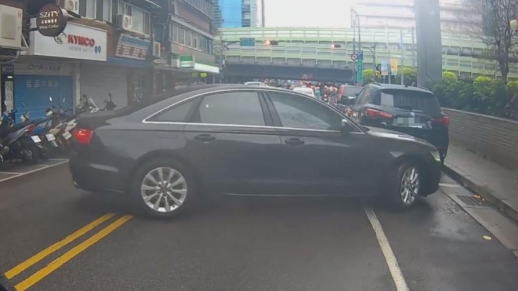 後方機車的行車紀錄器拍下，奧迪擦撞MG後肇事逃逸。（圖／翻攝自WoWtchout-地圖型行車影像分享平台）