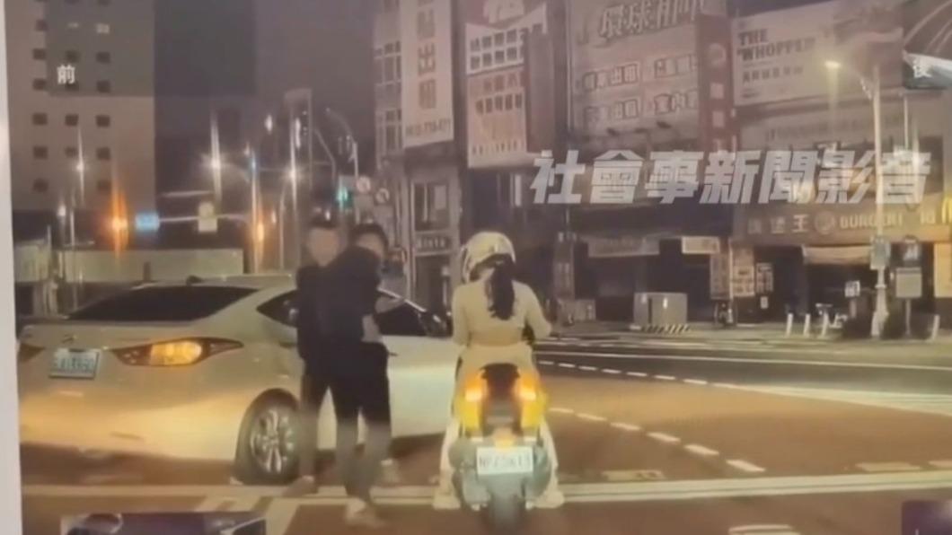 高雄式搭訕?扯男紅燈越線車停路中間 只為長腿妹ID