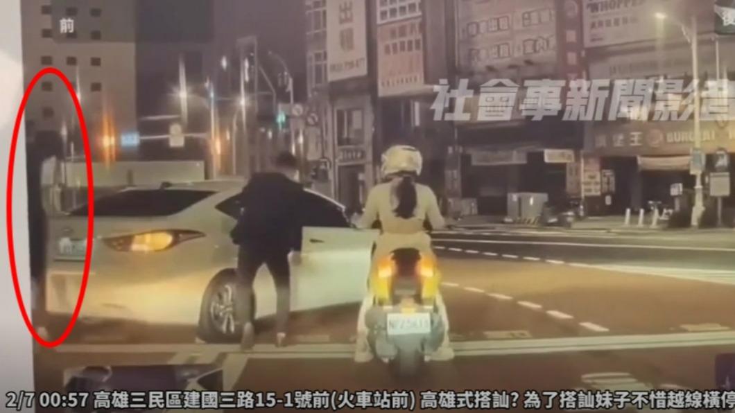 黑衣男高興到跳起來。(圖/翻攝自社會事新聞影音)