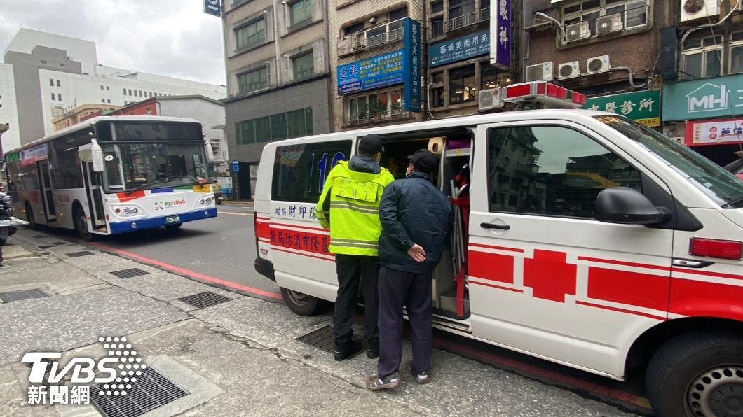 老翁公車上摔傷 司機撥打119協助送醫