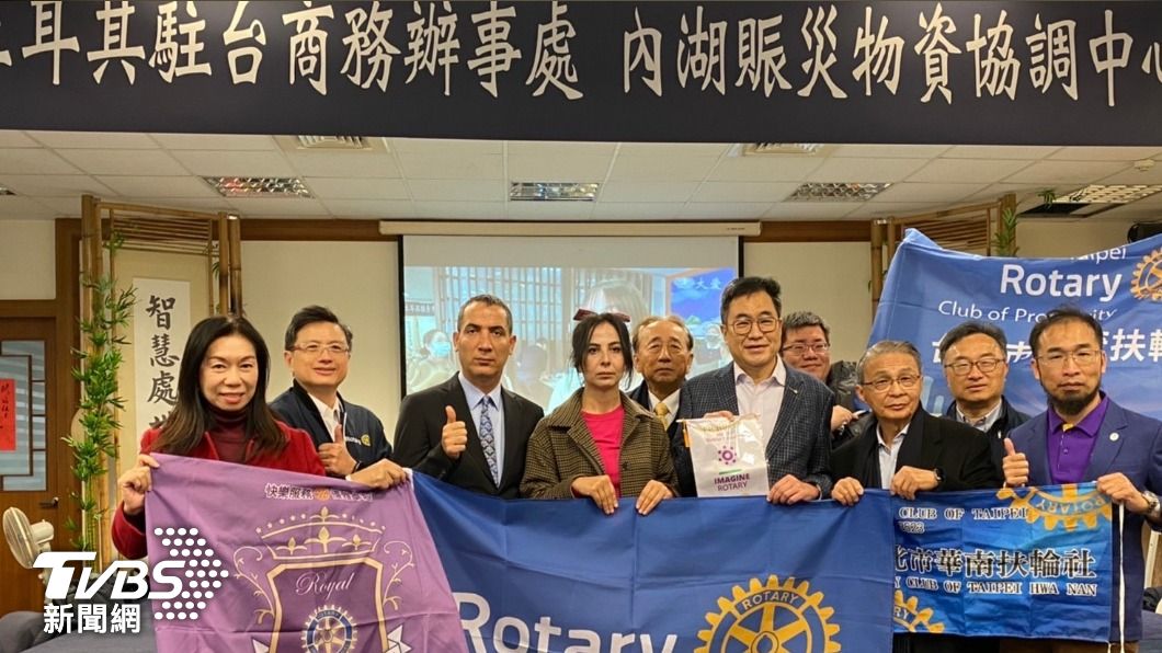 扶輪社募徵善款與輪椅。(圖/國際扶輪3523地區提供)