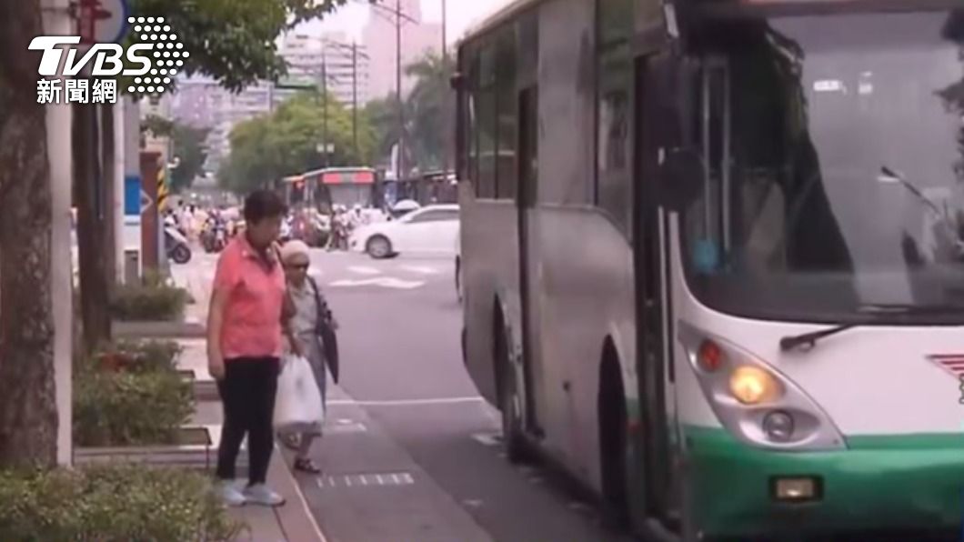 獨/公車掛「愉快、樂觀」布條竟被投訴 駕駛衰被約談