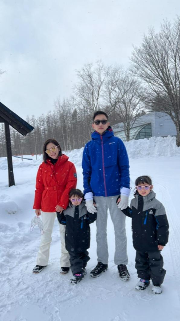 楊千霈與老公、女兒去滑雪。(圖/楊千霈提供)