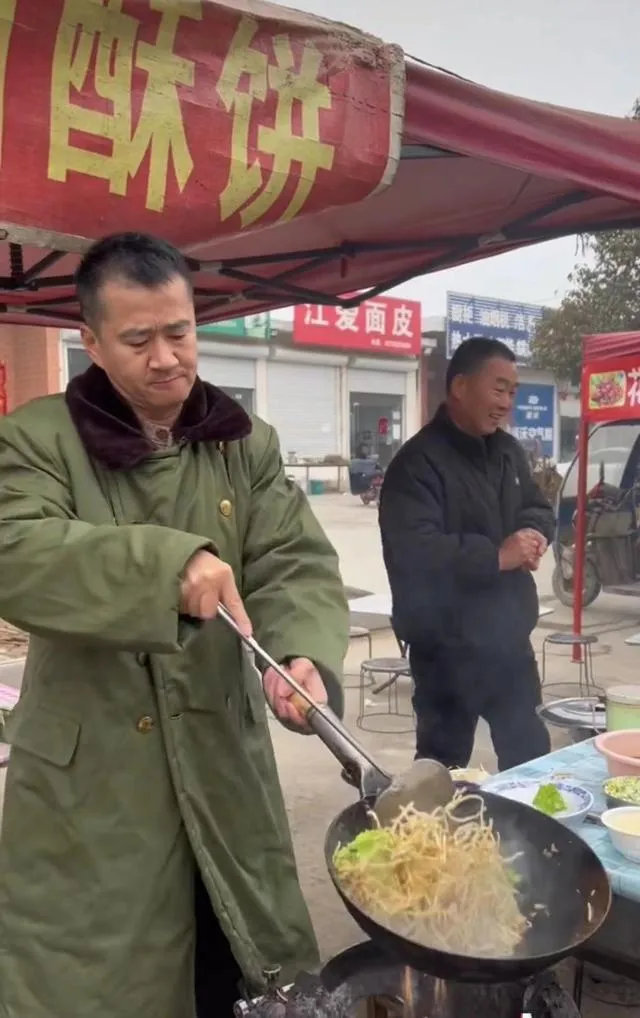 李嘉明炒麵手法相當熟練。(圖/翻攝自微博)