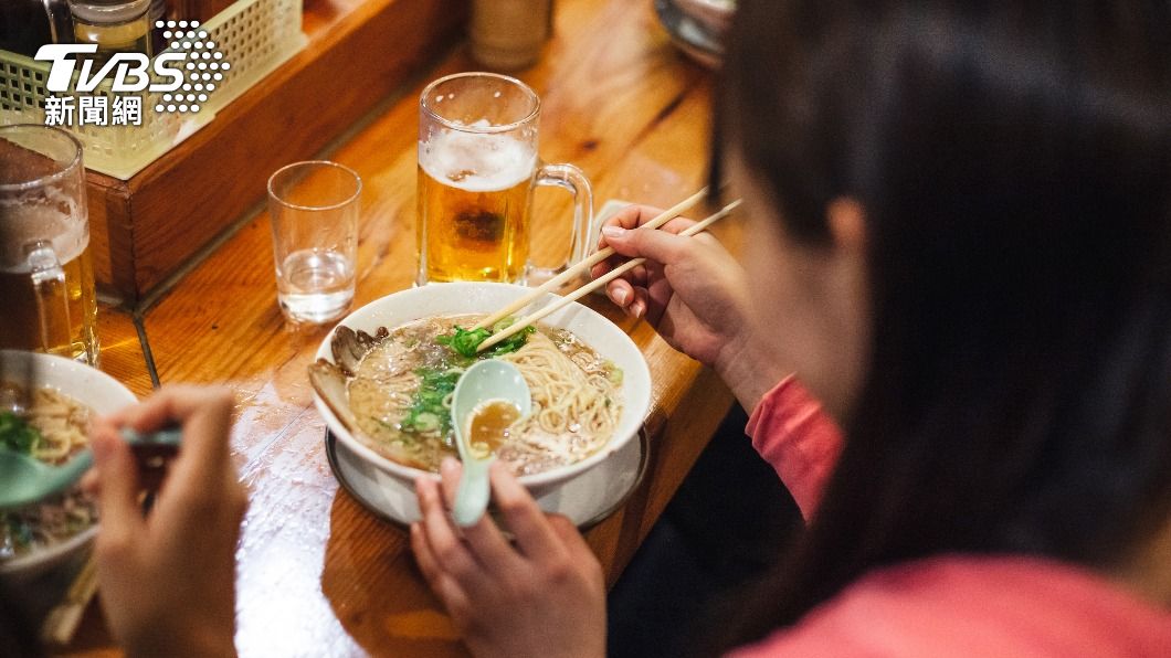 爸爸發文表示,自己比女兒先吃完拉麵,結果就被店員要求到店外等待。(示意圖/shutterstock 達志影像)
