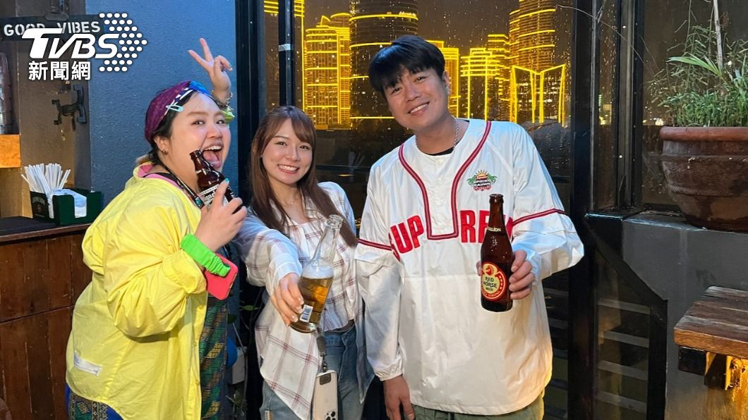 大文、林莎、李易相當熱愛當地的夜生活。(圖/TVBS)