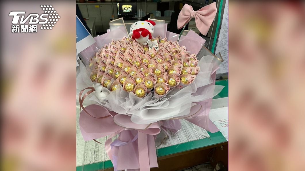民眾在路邊撿到花束。(圖/TVBS)