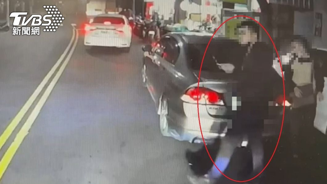 陳姓主嫌(紅圈)試戴金墜子後,趁隙搭車逃離現場。(圖/TVBS)