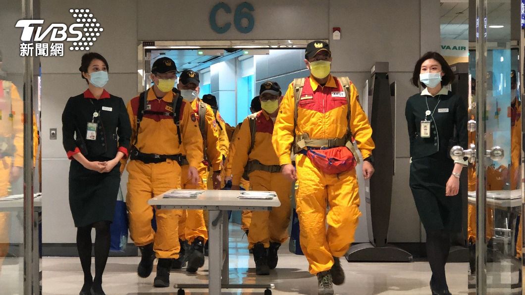 辛苦了!台灣搜救隊包機返國 長榮空服員喜迎救災英雄
