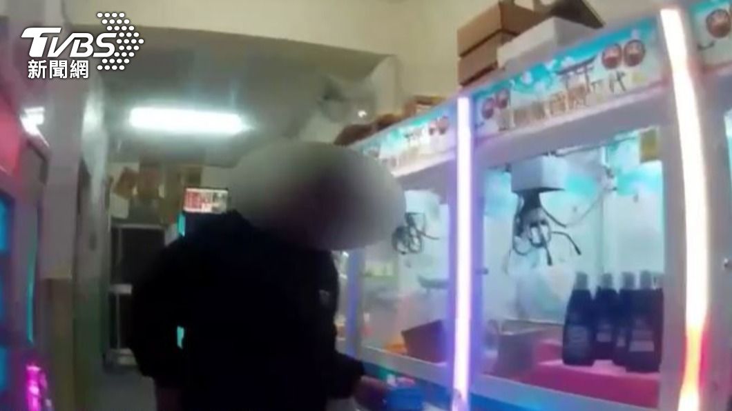 林姓主嫌看到員警緊張將贓車逆向停在人行道,躲在一旁娃娃機店仍被逮。(圖/TVBS)