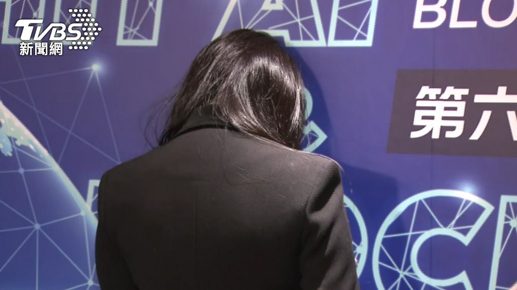 伊能靜一度背對鏡頭、整理情緒。(圖/TVBS)