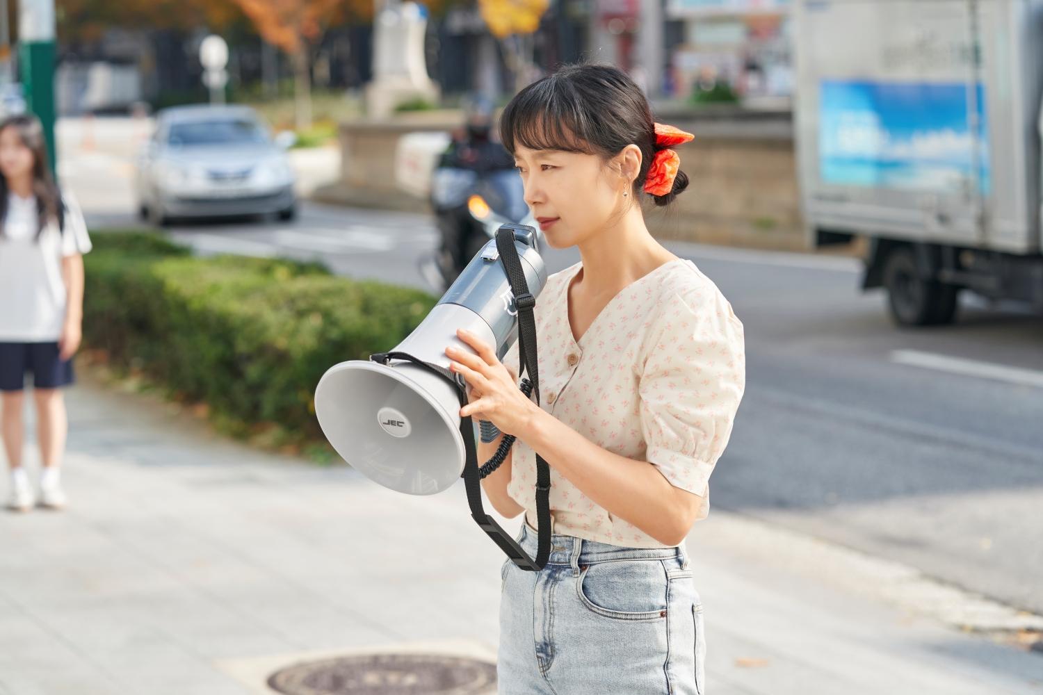 全道嬿的「便當店老闆娘穿搭」成話題。(圖/Netflix提供)