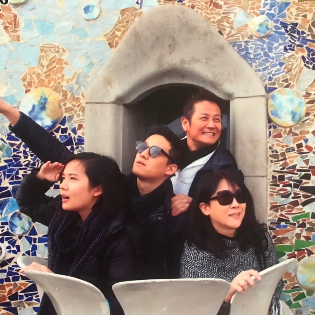 徐乃麟與妻子、大兒子、二女兒一同出遊。（圖／翻攝自徐乃麟臉書）
