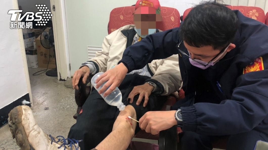 員警將老翁帶回派出所之後，給予熱茶麵包並替他擦藥。（圖／TVBS）