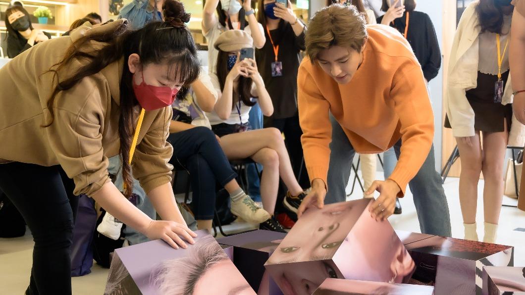 (圖∕Dolfan)「真愛拚輸贏」炎亞綸與粉絲一起完成造型拼圖