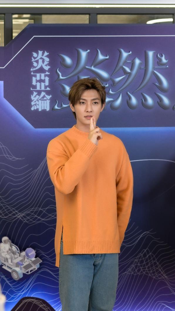 (圖/Dolfan)「你比我猜」炎亞綸比出咒術迴戰中的手勢讓粉絲答題