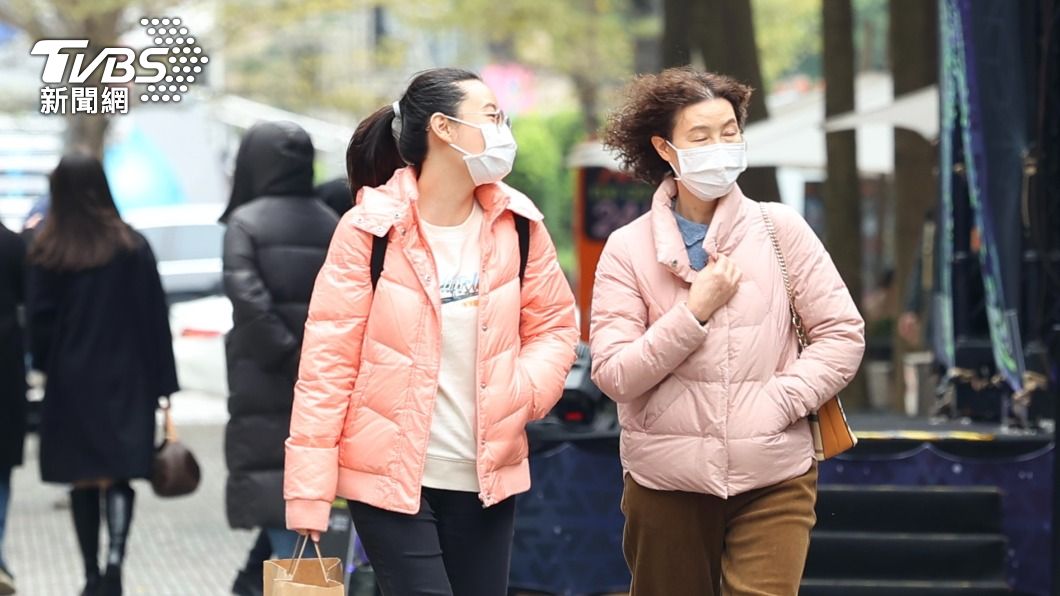 受強烈冷氣團影響,路上行人包緊緊。(圖/TVBS資料畫面)