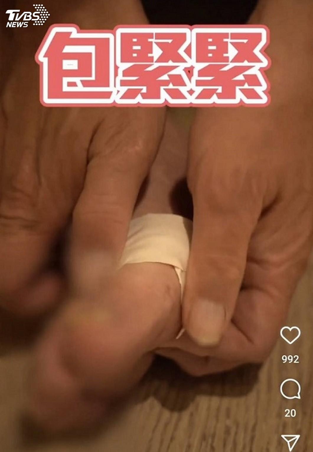 柯文哲把腳的大拇指,用膠帶包緊緊。(圖/翻攝IG 柯文哲)
