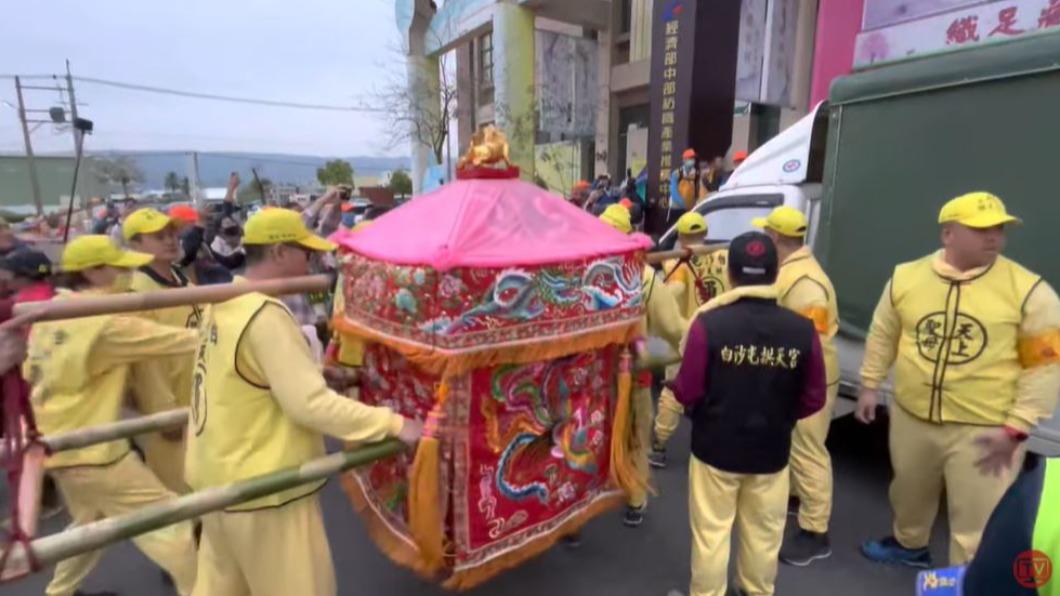 「粉紅超跑」突衝撞貨車! 車主曝感人內幕:媽祖顯靈了